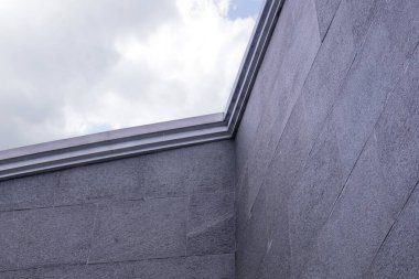 Duvardaki çizgili dekorasyonun yakın görüntüsü. Özellik inşa ediliyor