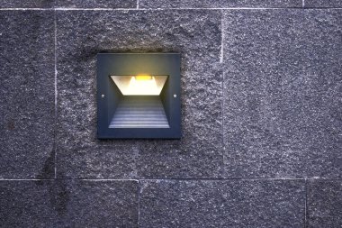 Dışarıdaki tuğla duvardaki ışıkların yakın görüntüsü.