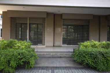 Şehirdeki kapalı modern dükkan.