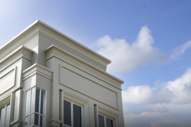 Mavi gökyüzü arka planına sahip bir yerleşim bölgesinde ikamet evleri