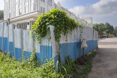 Kaldırım kenarındaki inşaat alanındaki koruma çiti.