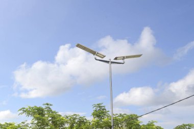 Mavi gökyüzü arkaplanlı sokak lambaları