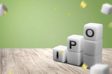 Tahta bir masanın üzerinde halka arz mektupları olan küçük küplerden oluşan bir merdiven. Hisse yatırım kavramı