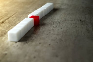 Tahta bir masanın üzerinde küçük bir sıra küp.