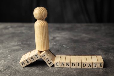 Tahta figürler ve en iyi işi olan küp şeklinde bir mektup. İnsan kaynakları yönetim kavramı