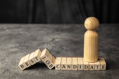 Tahta figürler ve en iyi işi olan küp şeklinde bir mektup. İnsan kaynakları yönetim kavramı