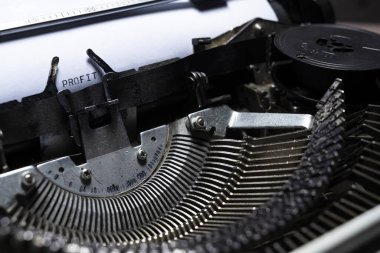 PROFIT 'un metni klasik bir daktiloda yazılmış. Mali konsept