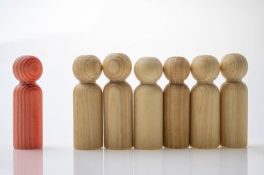 Beyaz arkaplan üzerinde izole edilmiş ahşap figür sırasını kapat