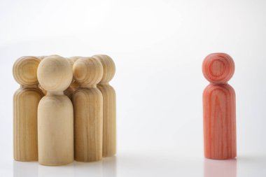 Beyaz arka planda izole edilmiş ahşap figürlerden oluşan yakın çekim kalabalığı