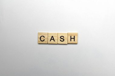 Nakit harfleri olan bir sıra tahta küp. Finansal ve ekonomik konsept