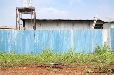 İnşaat alanındaki mavi gökyüzü arka planlı koruyucu çit.