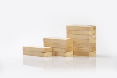 Beyaz arkaplan üzerinde izole edilmiş tahta bloklar yığını