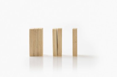 Beyaz bir arkaplan üzerinde izole bir sıra tahta blok