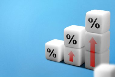 Renkli arkaplanda INFLATION sembolü olan küçük küplerden oluşan bir merdiven. Mali konsept