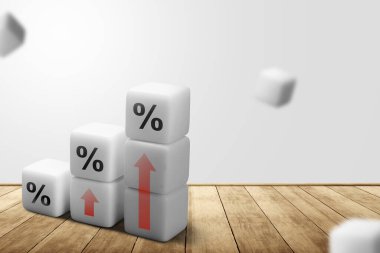 Ahşap masa arkasında INFLATION sembolü olan küçük küplerden oluşan bir merdiven. Mali konsept