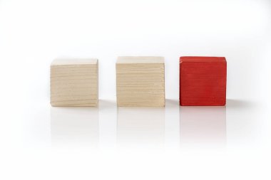 Beyaz arkaplan üzerinde izole edilmiş tahta küplerin yakın görüntüsü