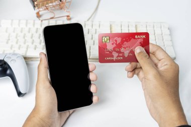 İnsanlar cep telefonu, kredi kartı ve cep telefonlarını cep telefonu ödemeleri, bankacılık ya da online alışveriş için elinde tutuyor. Kopya alanı için boş cep telefonu ekranı. Çevrimiçi ödeme kavramı