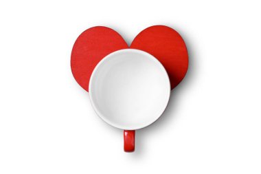 Kırmızı kalpli cam, beyaz arka planda izole edilmiş. Romantik akşam yemeği Sevgililer Günü konsepti