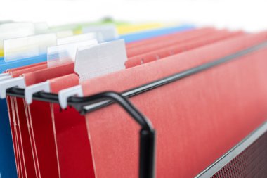 Dosya düzenleyicisindeki renkli dosya dizininin kapalı görünümü beyaz arkaplan üzerinde izole edildi