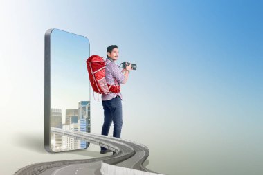 Sırt çantalı Asyalı bir adam cep telefonu ekranında şehir manzaralı bir kamera tutuyor. Seyahat kavramı