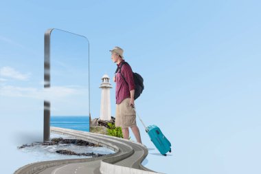 Sırt çantalı Asyalı bir adam cep telefonu ekranında okyanus manzaralı bir bavul taşıyor. Seyahat kavramı