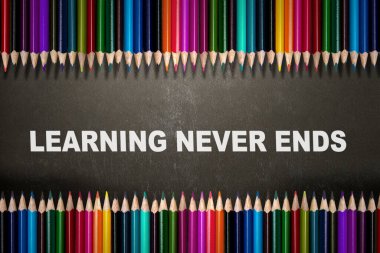 Öğrenme metninin olduğu bir sıra renkli kalem asla siyah bir arkaplanda bitmez. Sürekli öğrenme kavramı
