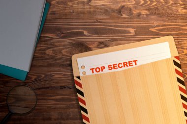 Üzerinde çok gizli bir metin olan kahverengi bir zarfı açmak. Gizli konsept