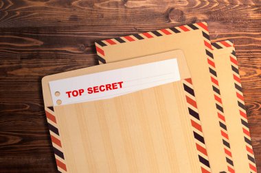 Üzerinde çok gizli bir metin olan kahverengi bir zarfı açmak. Gizli konsept