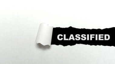 Siyah arkaplan üzerinde gizli metin olan yırtılmış kağıt. Gizli konsept