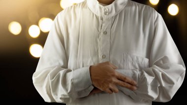 Namazı / duayı yerine getiren, bulanık bir geçmişi olan, mü 'min bir adam. Müslüman kavramı