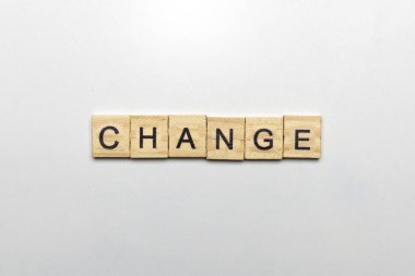 Beyaz arka plan üzerinde yazı değiştirilmiş tahta küplerden oluşan bir sıra. Değişim ve yenilik kavramı