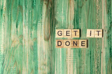 Ahşap arka planda işi bitiren bir dizi tahta küp. İş ve başarı kavramı