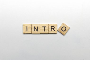 Beyaz arka plan üzerinde giriş metni olan bir sıra tahta küp. Giriş konsepti