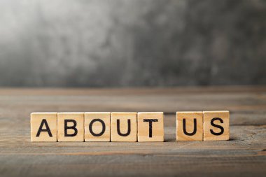 Masada bizim hakkımızda yazı yazan bir sıra tahta küp. Giriş konsepti