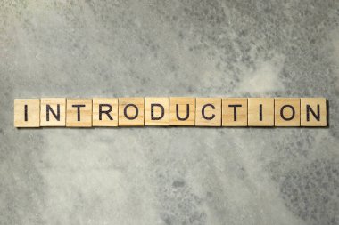 Gri arkaplan üzerinde giriş metni olan bir sıra tahta küp. Giriş konsepti