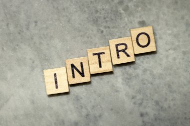 Gri arkaplan üzerinde giriş metni olan bir sıra tahta küp. Giriş konsepti