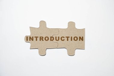 Yapbozun iki parçasında tanıtım metni var. Giriş konsepti