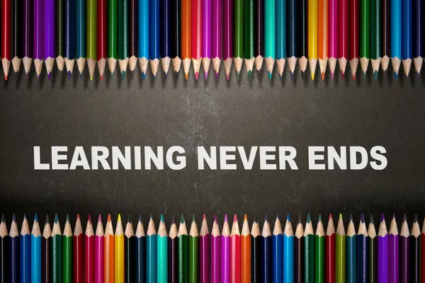 Öğrenme metninin olduğu bir sıra renkli kalem asla siyah bir arkaplanda bitmez. Sürekli öğrenme kavramı