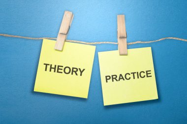 'Teori' ve 'Pratik' metinleriyle ipe asılı kağıt. İpuçları ve tavsiye kavramı