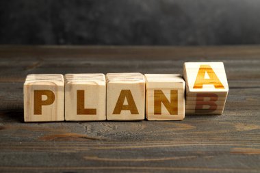 Ahşap küplerin sırası 'A Planından' B Planına 'dönüşür. Acil eylem planı kavramı