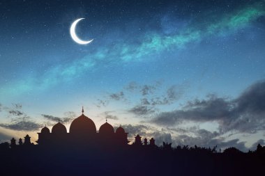 Hilal ay manzaralı ve geceleri yıldızlı gökyüzü olan caminin silueti. İslami arka plan