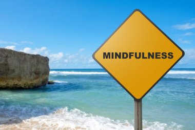 Farkındalık yazısıyla yol işareti ve mavi gökyüzüyle okyanus manzarası. Sağlık Farkındalığı kavramı