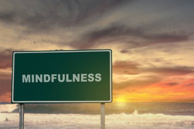 Farkındalık yazısı ve günbatımı manzaralı okyanus manzaralı yol tabelası. Sağlık Farkındalığı kavramı