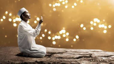 Müslüman bir adam oturmuş, ellerini kaldırmış ve Allah 'a dua ediyordu. Müslüman kavramı