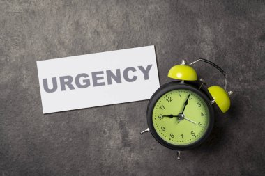 Siyah arkaplanlı kağıtta acil durum mesajı olan çalar saat. Acil durum kavramı