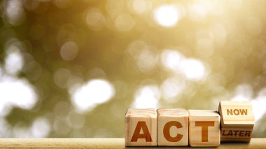 Ahşap küplerin sırası masanın üzerinde 