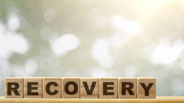 Masanın üzerinde kurtarma metni olan tahta küpler. İş kurtarma kavramı