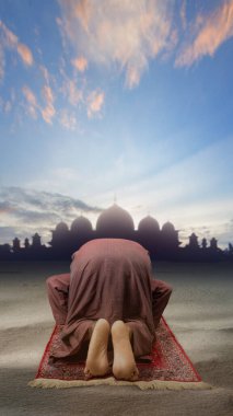 Müslüman erkekler arkalarına baktıklarında çölde dua ediyorlar. Arka planda bir cami var. Müslüman arka plan fikri.