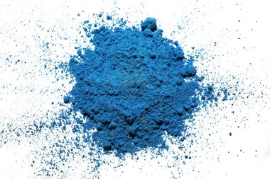 Mavi Holi tozunun beyaz arka planda izole edilmiş yakın görüntüsü. Holi festivali konsepti