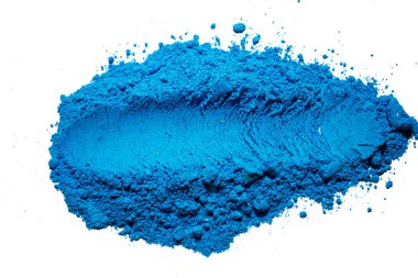 Mavi Holi tozunun beyaz arka planda izole edilmiş yakın görüntüsü. Holi festivali konsepti